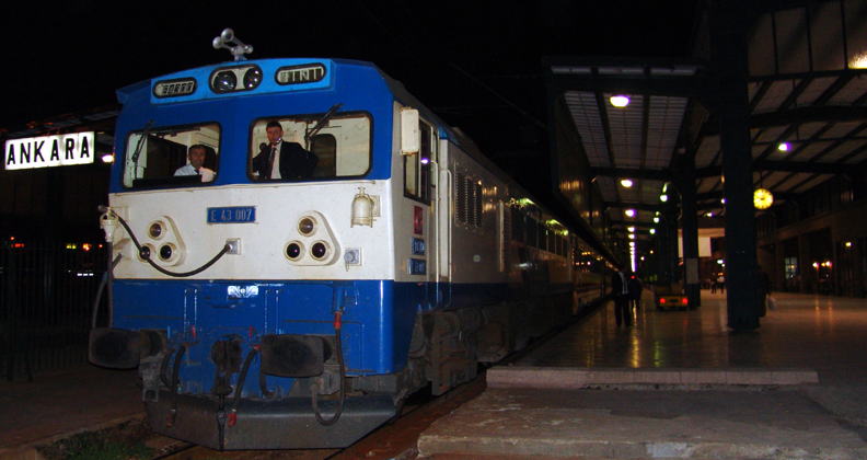 夜の首都アンカラ中央駅のイスタンブール行寝台特急「アンカラ・エクスプレス」（トルコ）